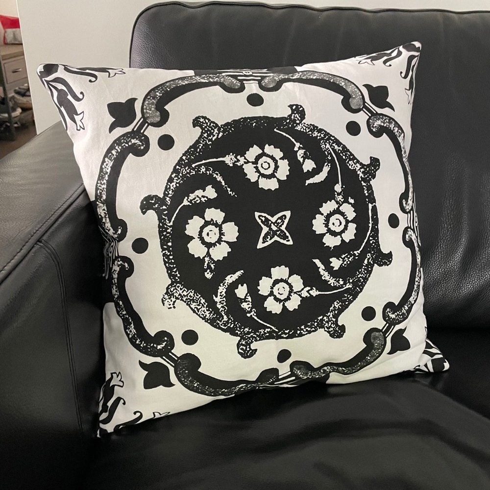 NWT 🦋  Decorative B&W covered pillow | 18” x 18"